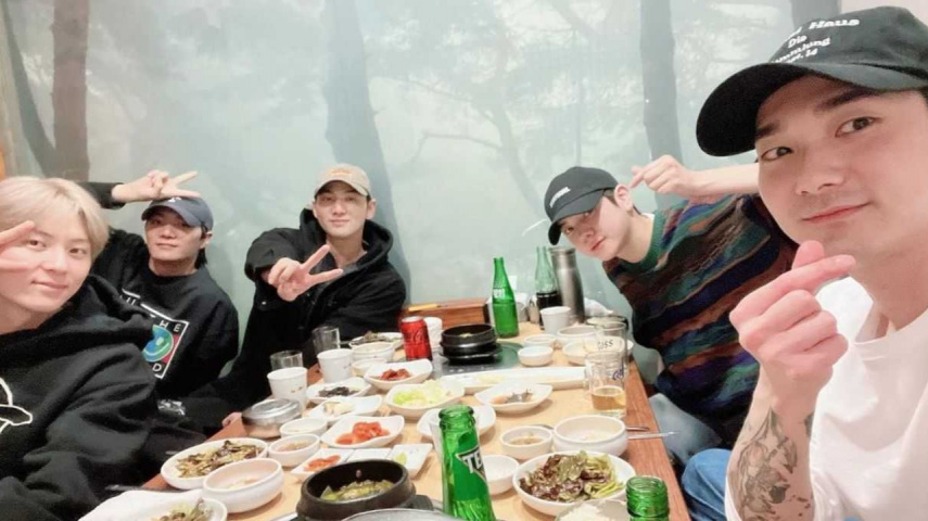  NU’EST members hang out together 