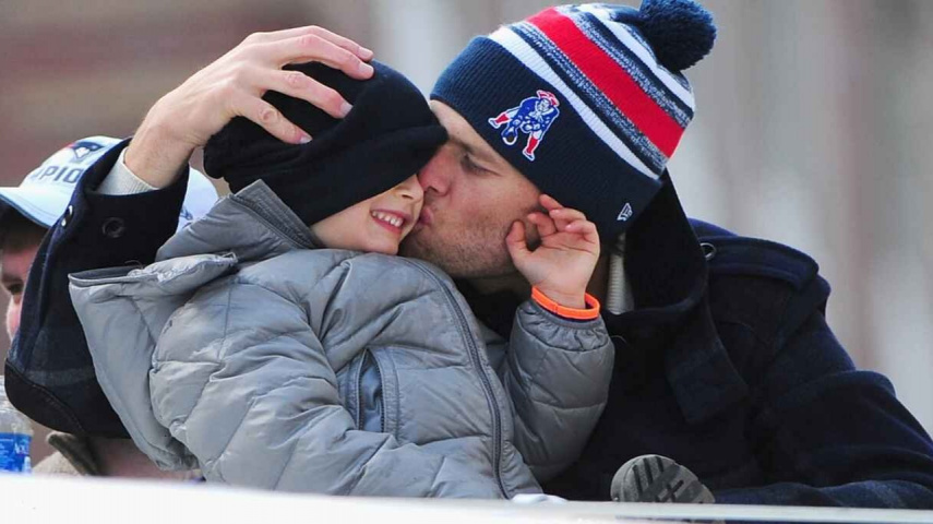 Tom Brady giving a peck to his son (PC: Getty)