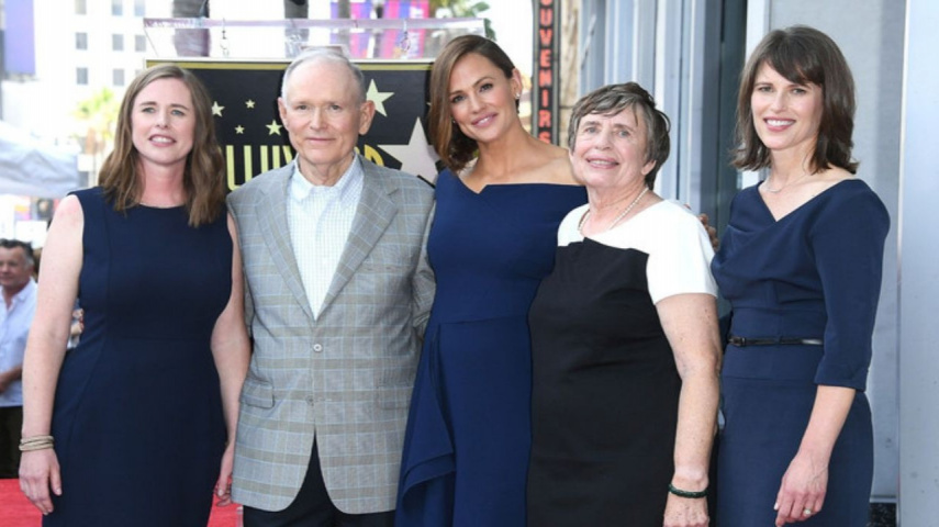 Jennifer Garner with her parents and sisters (CC: Getty Images)