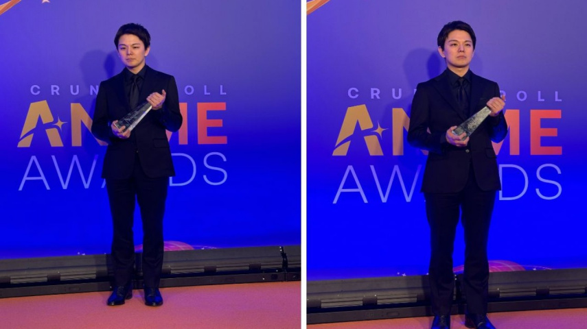 Jujutsu Kaisen Season 2 producer Keisuke Seshimo poses with Anime of the Year trophy at Crunchyroll Anime Awards 2024