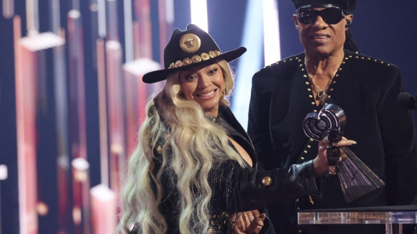 Beyonce receives award from the hands of Stevie Wonder