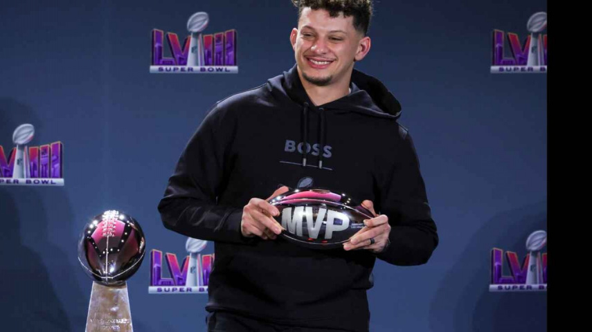 Patrick Mahomes Receives Text Messages (PC: Getty)