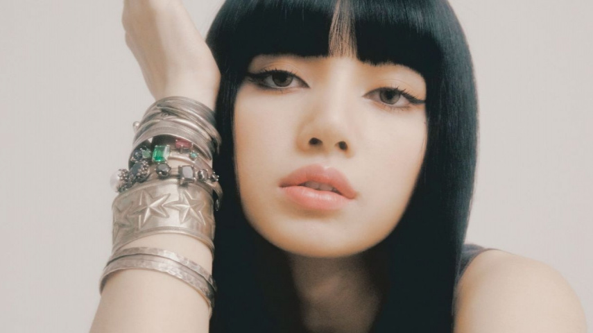 Lisa: Describe from YG Entertainment