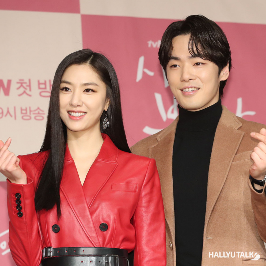 Kim Jung Hyun and Seo Ji Hye at a press conference for Crash Landing On You.