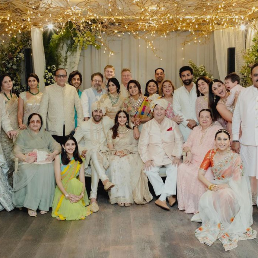 Ranbir Kapoor-Alia Bhatt grin in perfect family pic with Kapoors from wedding; Don&#039;t miss cuties Kareena &amp; Jeh