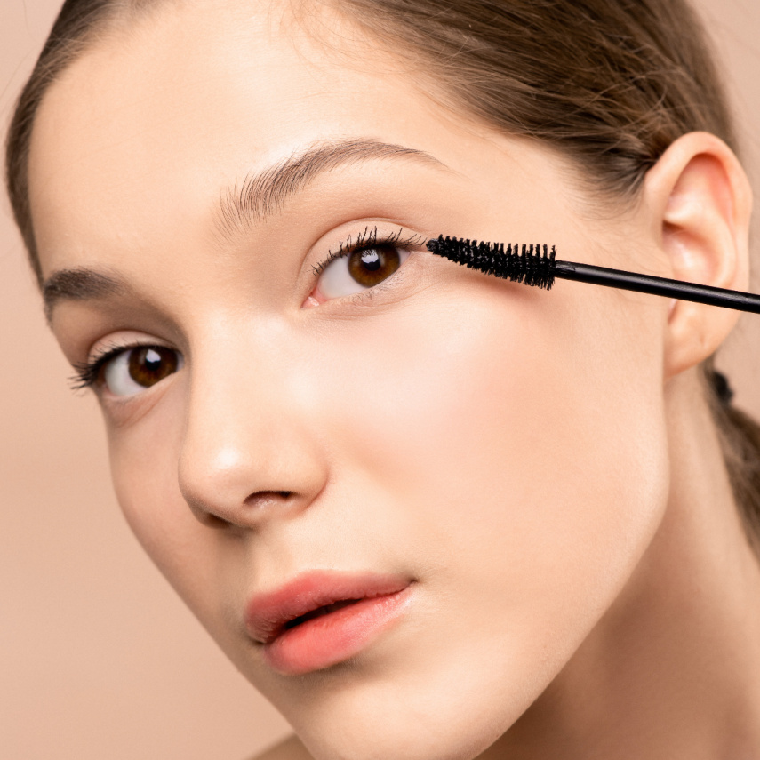 What are clear mascaras and how to use them?